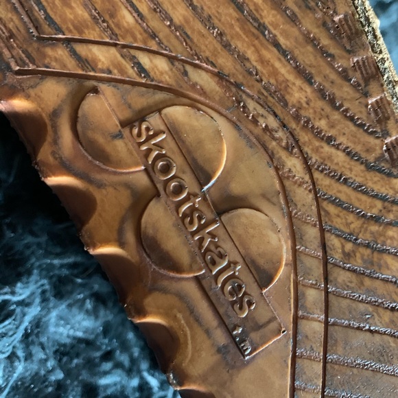 Meet the b4 heeli’s platforms with pop out wheels - Picture 3 of 4